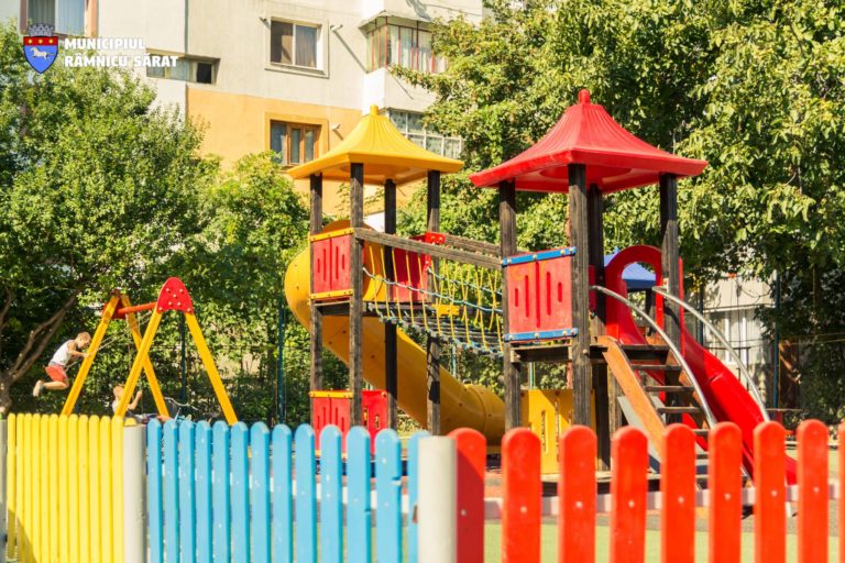 Noi reabilitări și spații de joacă în Râmnicu Sărat!