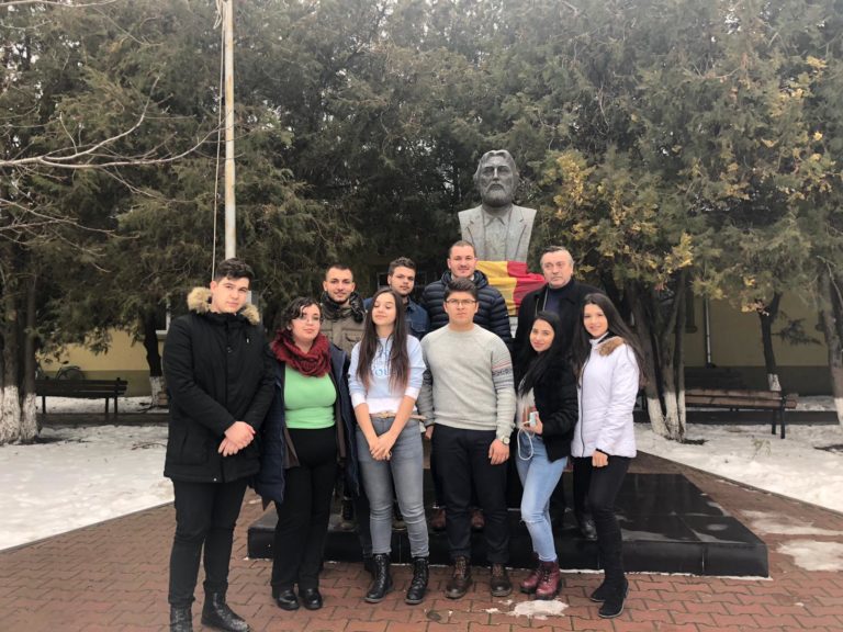 Tinerii în vizită de diseminare a proiectului #SUSRâmnicul în comunele învecinate!